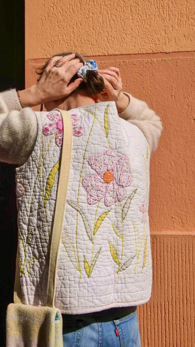 Les boutis partent au soleil 🌞

On va avoir le plaisir de mettre à la vente quelques unes de nos pièces dans la boutique culte de @mel_contis 💐

C'est notamment nos pièces en boutis que vous pourrez shopper directement Chez Mel : gilets sans manches et plastrons seront au rendez-vous !!! 

Ça nous a lancées pour refaire quelques modèles avec le reste de nos tissus boutis pour en avoir de disponibles pour ceux de passage à Paris... 

Alors n'hésitez pas à venir nous voir à la foire de Paris ce week-end et dans la boutique dès la semaine prochaine ⭐️

#handmade #faitmain #tissuvintage #slowfashion #modecirculaire #retro  #secondemain #upcyclingparis  #consommermieux #bylesschoosewell #smallbusiness #creationaparis #artisanat #boutiqueparis #drapvintage #revalorisation #boutiqueenligne #sortiraparis #foiredeparis #contis #toiledejouy #shoppingdanslesud