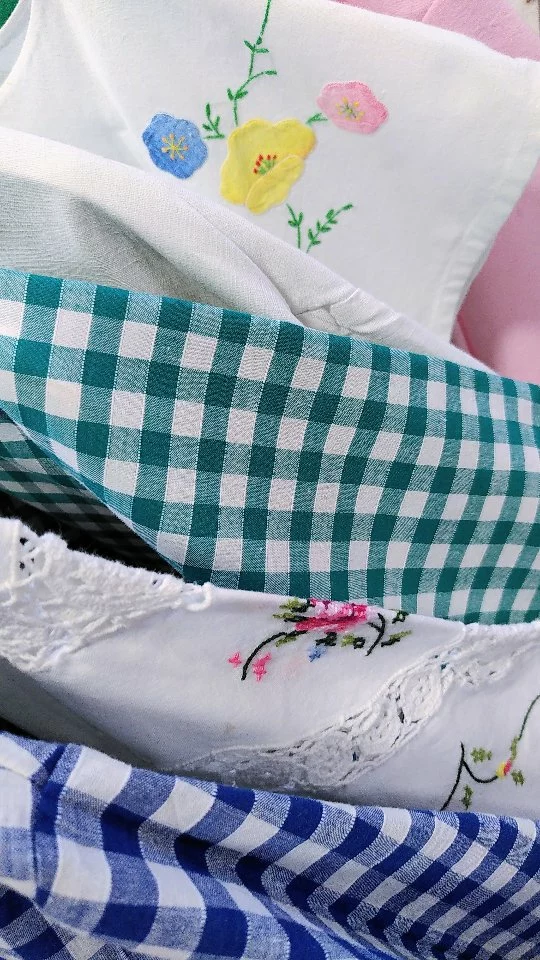 💞Tous ces jolis tissus ont été détournés de leur vocation première... Tout comme moi d'ailleurs !!

En effet, après avoir longtemps dessiné des collections dans l'industrie textile je me suis dirigée depuis maintenant 9 ans vers une profession plus alignée avec mes valeurs:
Convivialité et bienveillance dans mes ateliers; travail soigné et belles finitions sur ma ligne de vêtements ...
Tout cela dans mon atelier parisien.
Je rencontre des personnes qui ont le même rythme et les mêmes valeurs: commerçants, artisans, qui aiment le travail bien fait, qui laissent le temps au temps de façon responsable.
C'est comme cela que j'ai rencontré @lunarmoduleceramique , dont je suis tombée fan de leurs porcelaines et bijoux. 
Et vous vous pensez parfois à changer de chemin?
#secondevie  #secondhandfashion #artisanatfrancais #frenchdesign  vintagefabric #faitmainenfrance🇫🇷