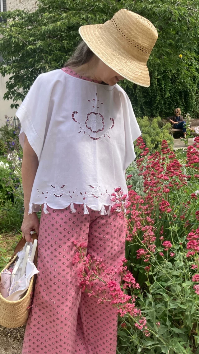 On vous a préparé un petit drop estival disponible dès maintenant sur le site atelierdestyliste.com 💐

Retrouvez dès maintenant des tops et des tee-shirts faits à partir de linge de maison vintage, avec leurs broderies et ajourés fleuris, un nouvel ensemble Madeleine inédit et une petite veste avec un col en broderie anglaise 🍀

Pour un look romantique et bohème ou une tenue casual et confortable, ces nouvelles pièces vous apporteront de la fraîcheur et de la poésie pour l'été !!

#handmade #faitmain #tissuvintage #slowfashion #modecirculaire #retro  #secondemain #upcyclingparis  #consommermieux #bylesschoosewell #smallbusiness #creationaparis #artisanat #boutiqueparis #drapvintage #revalorisation #boutiqueenligne #sortiraparis #bohemechic