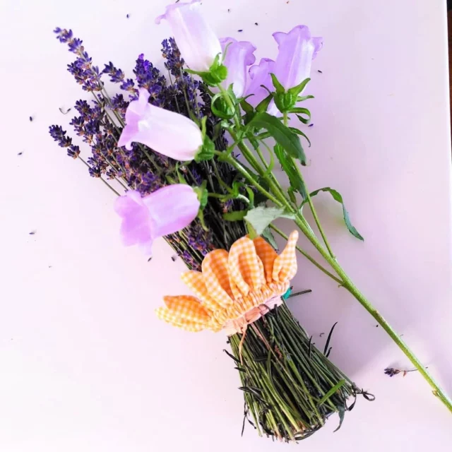 🌸Fleurs de saison: les pâquerettes sont en vente à l'atelier... Jusqu' au 30 juin.
Elles sont faceA face B,  suivant l'humeur .
J'ai toujours adoré ces petites fleurs, simples et delicates. 
♻️Elles sont coupées dans les chutes de l'atelier pour pas gâcher!🫠
🩷Et sinon, Ça vous dirait un petit tuto pour les réaliser dans vos chutes à vous ou dans des vieux chemisiers abandonnés? 
.
.
.
#paquerette #fleurs #projetcouture #chouchou
